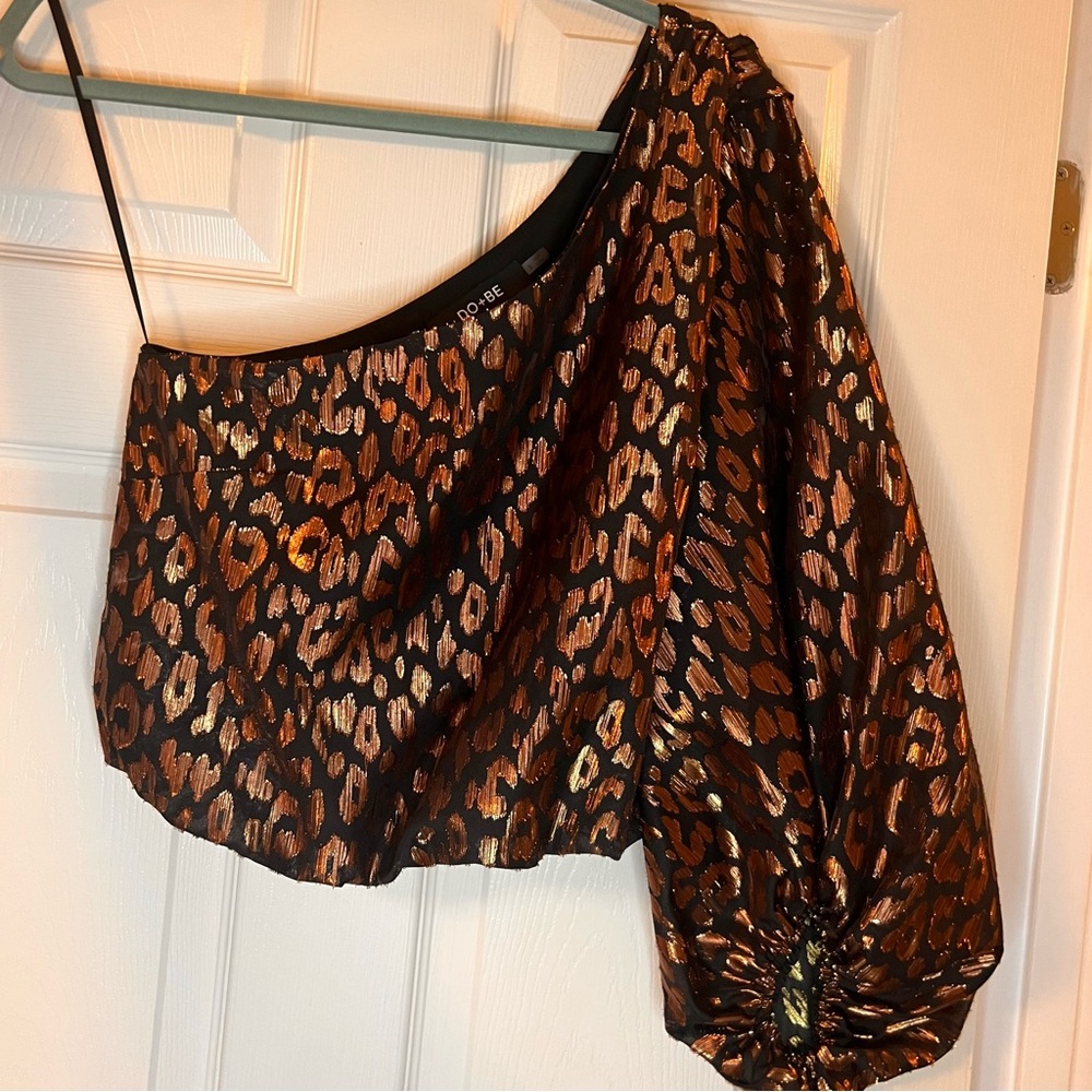 Do+Be Leopard Print Puffy One-Shoulder Top